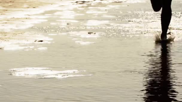 Брызги воды с ног бегуна — стоковое видео