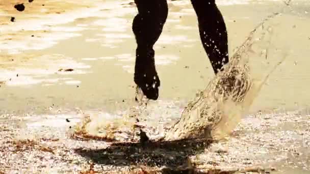 Les éclaboussures d'eau des pieds du coureur — Video