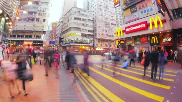 Voetgangers op drukke Kruis wandeling in het centrum van Hongkong op dag. Timelapse-video — Stockvideo