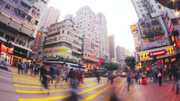 아시아 현대 도시의 도심에서 바쁜 교차로를 건너는 홍콩의 시민 — 비디오