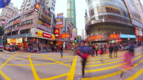 Ocupada vida callejera de la ciudad de Hong Kong con muchos coches, tiendas y peatones — Vídeos de Stock