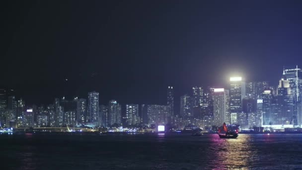 Hermoso panorama nocturno del puerto de Victoria de Hong Kong con muchos edificios modernos — Vídeo de stock