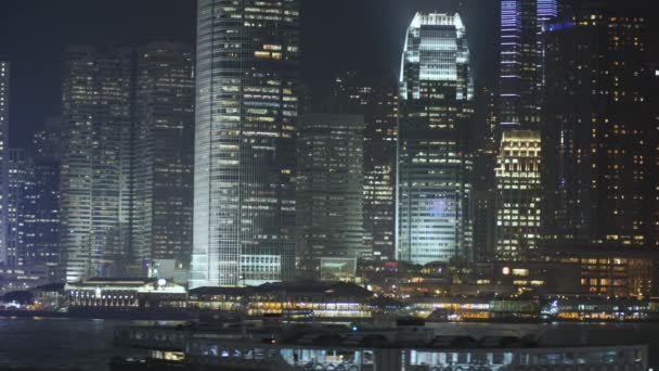 Ciudad de Hong Kong por la noche desde el puerto . — Vídeos de Stock