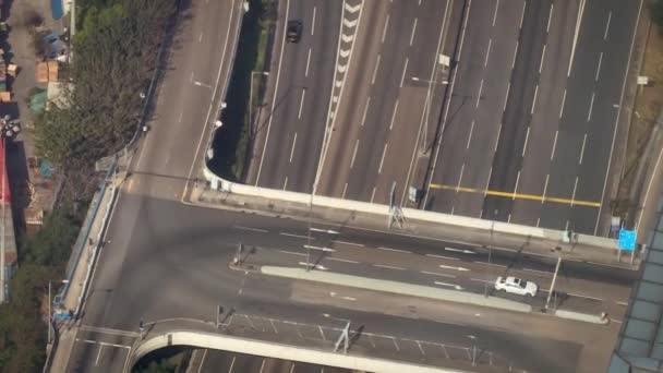 Time lapse vue aérienne de voitures en mouvement rapide sur la route de l'autoroute — Video