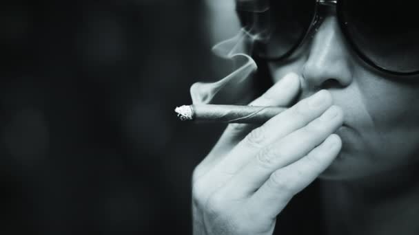 Fumos de fumaça subindo do cigarro — Vídeo de Stock