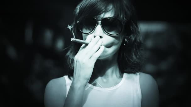 Woman smoking cigarette — Stock Video