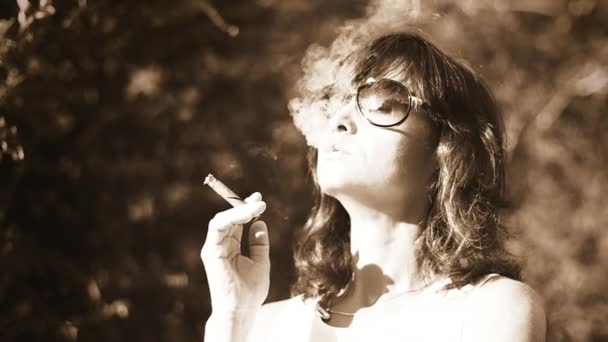 Θηλυκό καπνιστής απολαμβάνοντας το κάπνισμα τσιγάρων — Αρχείο Βίντεο