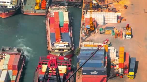 Geschäftige Tätigkeit beim Be- und Entladen von Containern von Schiffen in Hongkong