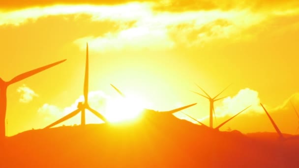 Moinhos de vento turbinas ao pôr do sol — Vídeo de Stock