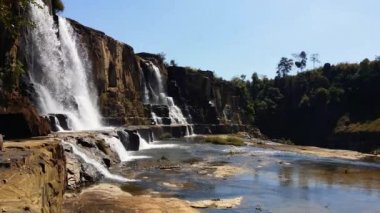 vahşi dağ akışında şelale