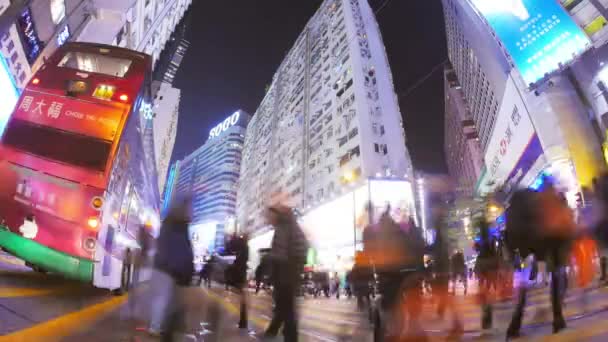 Bürger von Hongkong überqueren belebte Straße am späten Abend — Stockvideo