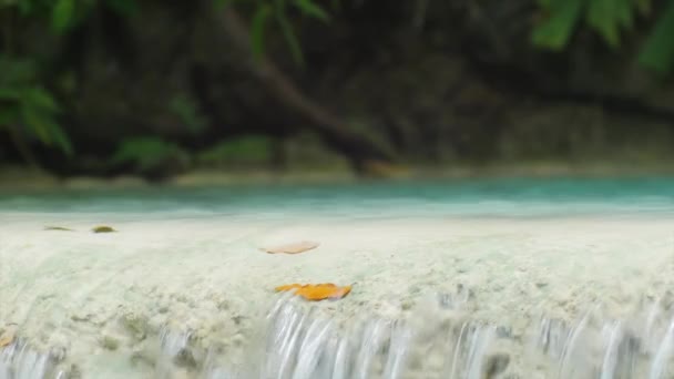 Vista de cerca de la cascada pequeña — Vídeo de stock