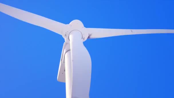 Біла вітрова турбіна — стокове відео