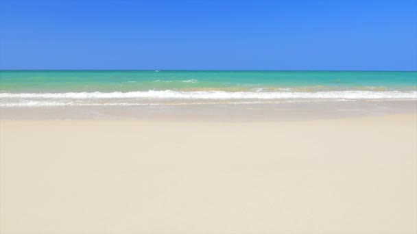 Playa con arena blanca y cielo azul — Vídeos de Stock