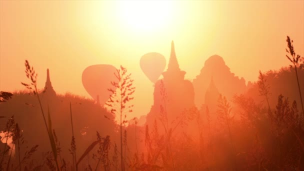 Templos y globos aerostáticos en Bagan — Vídeo de stock