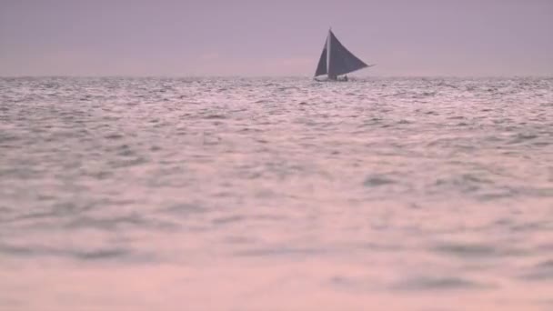 Paisagem pacífica com barco à vela — Vídeo de Stock