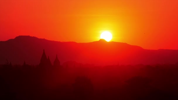 Hermosa puesta de sol sobre las colinas de Bagan — Vídeo de stock