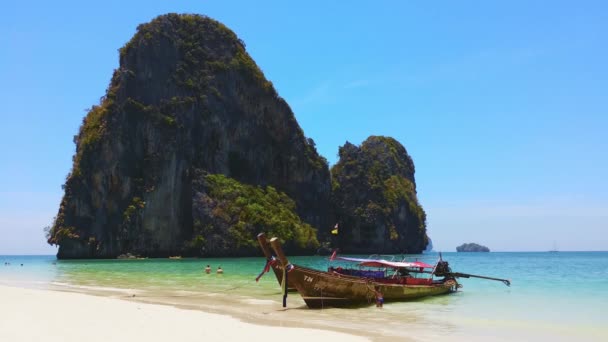 Bateau traditionnel en bois sur terre — Video