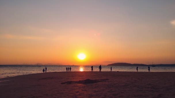 Przyjaciele na tropikalnej plaży, Tajlandia — Wideo stockowe