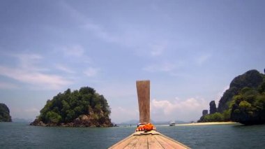 Phuket tropikal adalar etrafında Tekne gezisi. Egzotik doğa panoramik görünümü. Hd