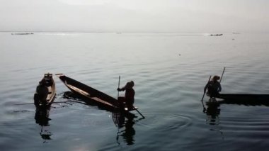 Inle gölünün geleneksel fihermans siluetleri. Shan eyaletinin Intha kabilesi