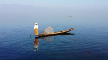 Teknede geleneksel balıkçı. Myanmar (Burma), Shan eyaleti, Inle Gölü, Intha