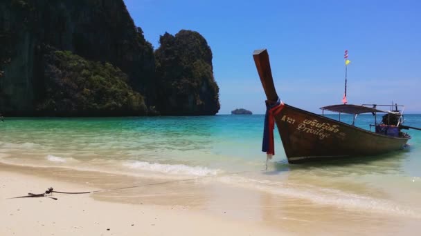 Тайская длиннохвостая лодка — стоковое видео