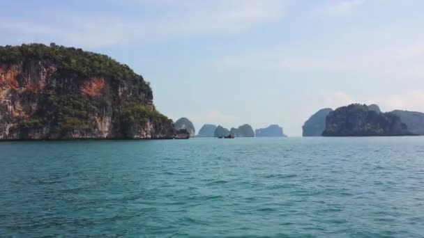 Klippen und Berge in der Nähe von Phuket — Stockvideo