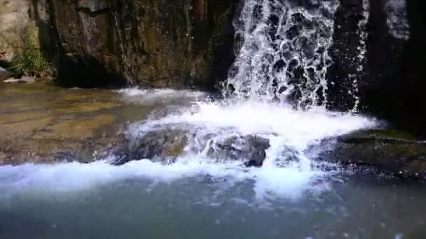 Salpicaduras de agua cascada — Vídeo de stock