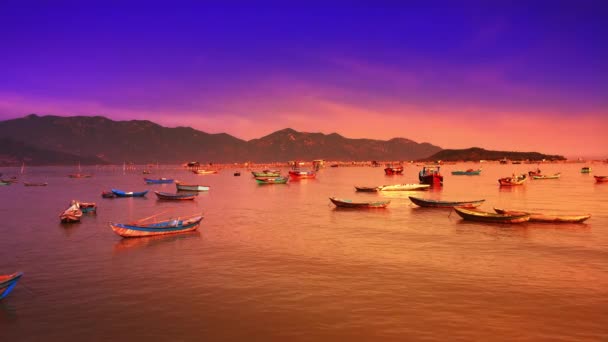 Barcos de pescadores al atardecer dorado — Vídeo de stock