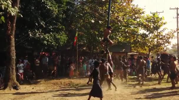 Tanzen und Feiern im burmesischen Dorf. — Stockvideo