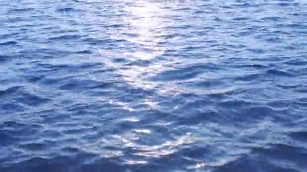 Blauwe golven in diepe zee met zonlicht — Stockvideo