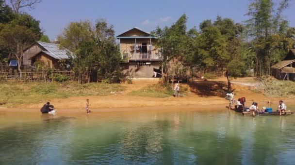 Abitanti del villaggio e turisti sul fiume — Video Stock