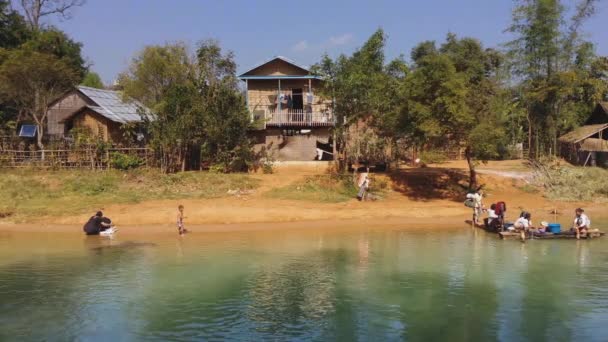 Aldeanos y turistas en el río — Vídeos de Stock