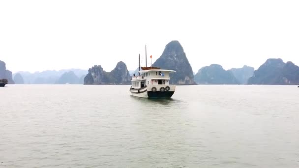 Круизное судно в заливе Ха Лонг — стоковое видео