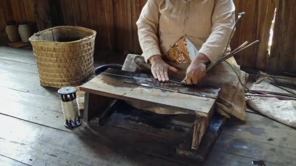 Fábrica textil tradicional en Birmania — Vídeo de stock