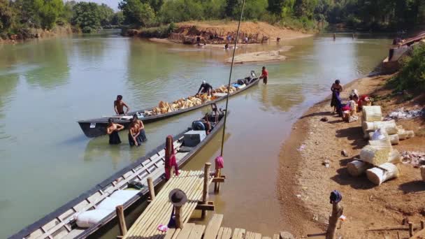 Citizens of traditional Burmese village — Stock Video