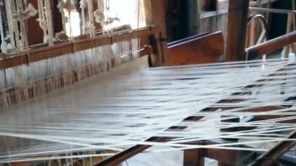 Máquina de telar de tejer de madera tradicional — Vídeo de stock