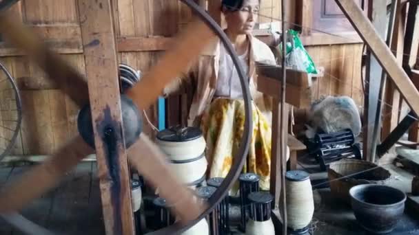 Fabricação têxtil tradicional birmanesa em Inle Lake — Vídeo de Stock