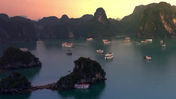 Halong Bay no Vietnã perto da cidade de Hanói . — Vídeo de Stock