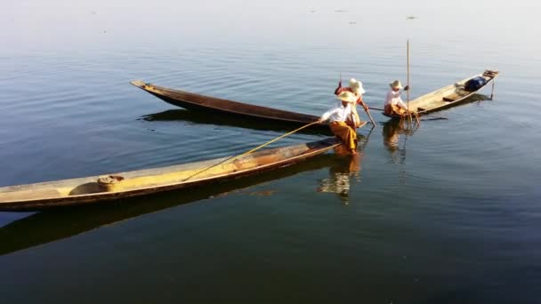 Chytání ryb v Inle Lake, Myanmaru. Malebné pozadí videa — Stock video