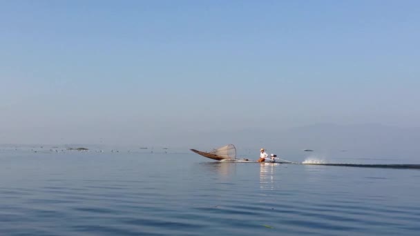 Intha visser op de boot — Stockvideo