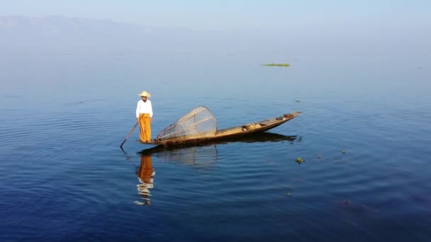 Παραδοσιακός ψαράς στο πλοίο. Μιανμάρ (Βιρμανία), πολιτεία σαν, λίμνη Ίνλε, Intha — Αρχείο Βίντεο