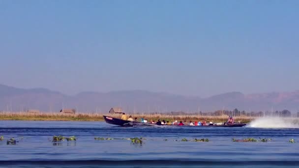 Inle Lake boot met lokale peopl — Stockvideo