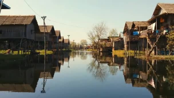 Ciudadanos de pueblo flotante — Vídeo de stock