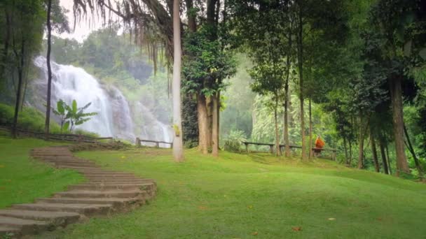 Cachoeira de Wachirathan em Doi Inthanon — Vídeo de Stock