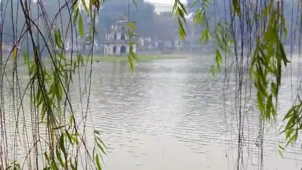 Thap Rua věž na jezero Hoan Kiem — Stock video