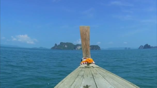 Деревянная лодка в Таиланде — стоковое видео