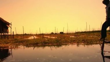 Gün batımında Myanmar (Burma) Inle Lake köyüyüzen bahçeleri