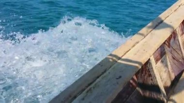 Ahşap Tay tekneden su sıçrama